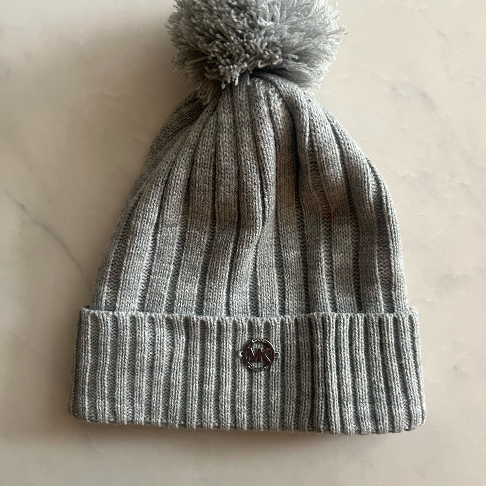 ⛄️ Michael Kors Gray Knit Pom Hat - Picture 5 of 5